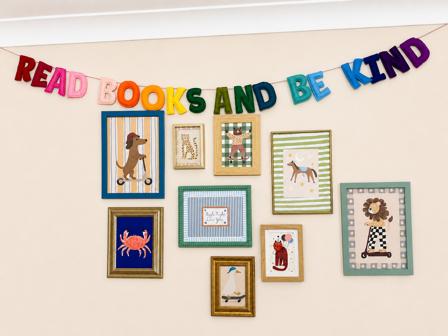 READ BOOKS AND BE KIND Decorative Rainbow Felt Garland